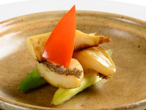 活鮑とタケノコ､アスパラの魚醤炒め