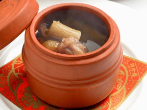 花膠､つぶ貝､スッポンの壺蒸しスープ　湯気